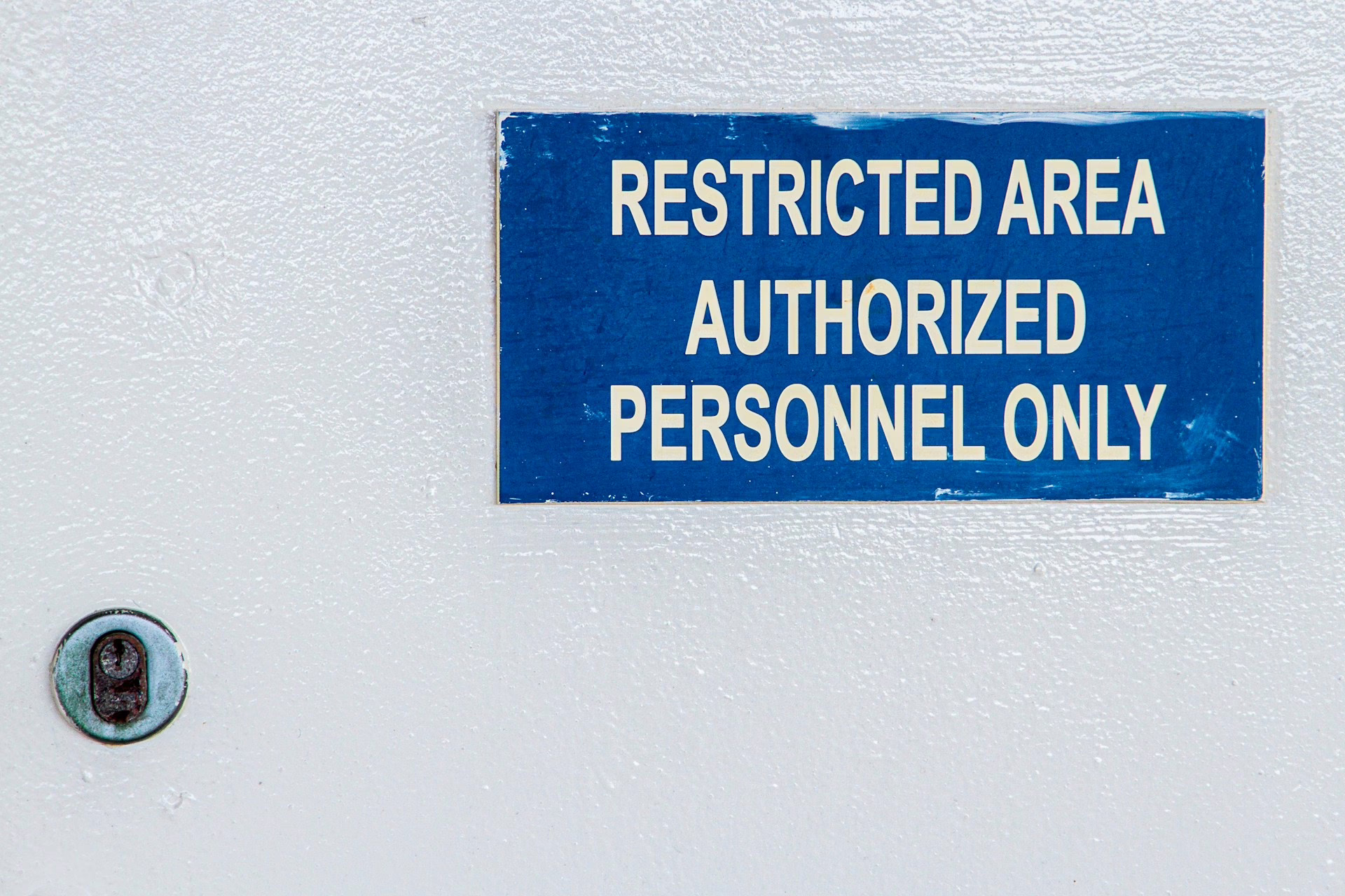 Eine Tür mit einem Schild auf dem folgender Text steht: Restricted Area Authorized Personnel Only